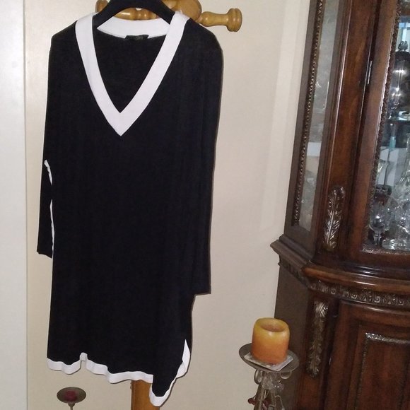 Elegant White and Black Blouse, Famous Suzanne Betro, Size - 1X - Picture 3 of 6